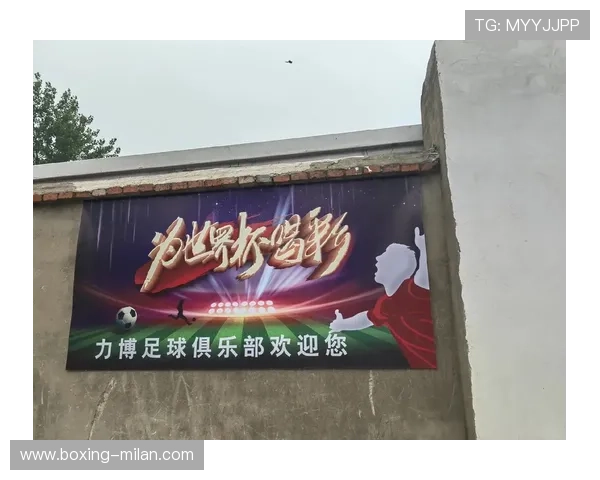 女子与两位足球球星合影留念展现激情瞬间与友谊情谊 女子与两位足球球星合影留念展现激情瞬间与友谊情谊